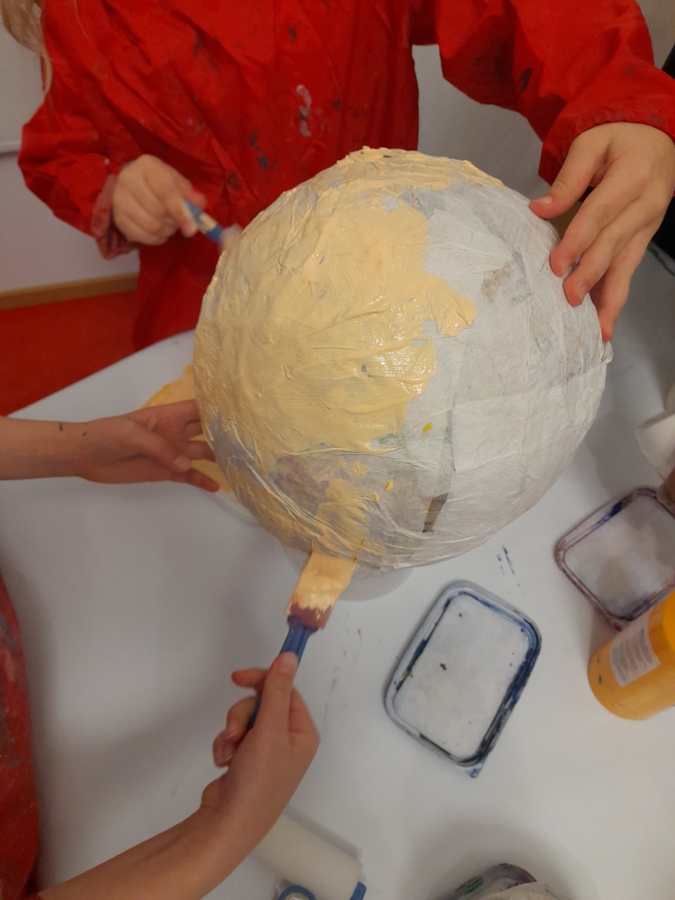 Pyssel med ballong som täckts av gips och målas av barnen på Tranans förskola
